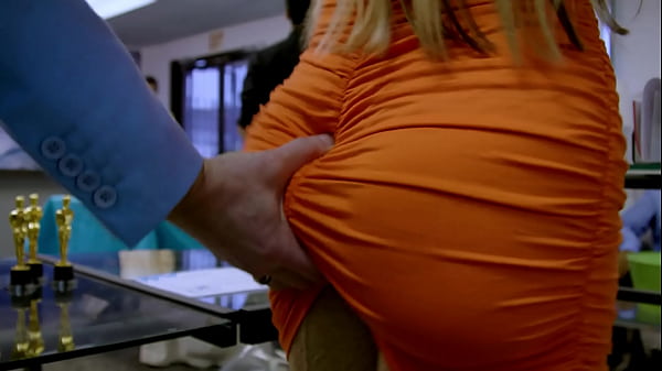 Fick die frau meines chefs auf der b&uuml;roparty milfed