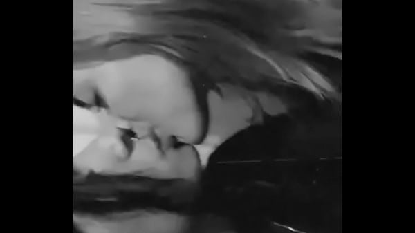 Me calienta besarme con mi amiga