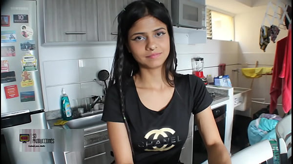 Follo a mi hermanastra despues que la encontr&eacute; en la calle con su novio 