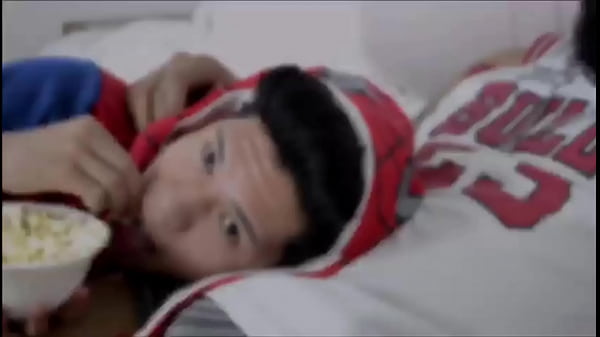 Play MP4 - TIO BRENO COMENDO O NOVINHO