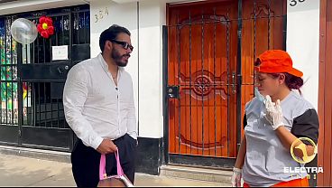 Se Levanta Una Trabajadora Cholona De Limpieza, Lima-peru thumbnail