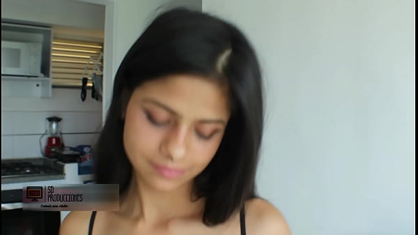 Hermanastra cachonda recolecta mi semen en un vaso y despues se lo traga 