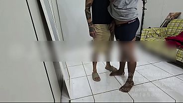 Levantei a rola dele pra ver a tatuagem acabada