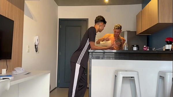 Play MP4 - comi o cu do magrinho da cademia sem camisinha