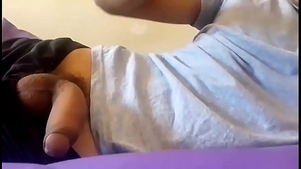 Adulto joven descubre el placer en auto tocarse 