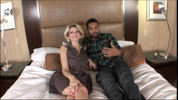 Play MP4 - Hot Blonde Amateur milf bangs black guy in BBC Interracial Video