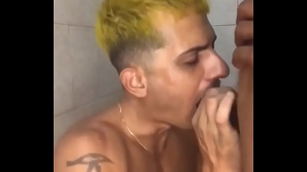 Olha o tamanho da pica desse novinho que mamei no banheiro da balada 