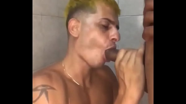 Play MP4 - Olha o tamanho da pica desse novinho que mamei no banheiro da balada