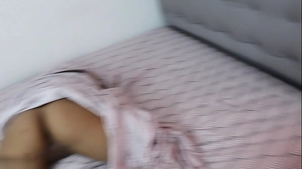 Sexy Morena Se Hace Pasar Por Un Torso Para Darle Una Sorpresa A Su Hermanastro thumbnail