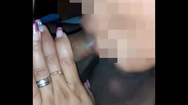 Esposa chupando gostoso o_amigo