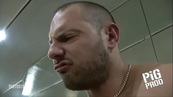 Macho se jode a joven en gym 