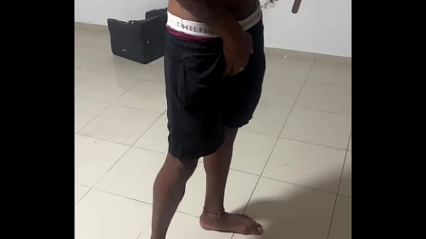 Play MP4 - pintor Hetero casado nao resiste o novinho dotado que chegou da escola e o melhor acontece no final