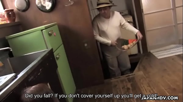 Play MP4 - Masturbation with a carrot before her