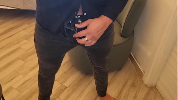 Adora segarsi il su cazzo duro arrapato e sexy sborrata in prmi piano 