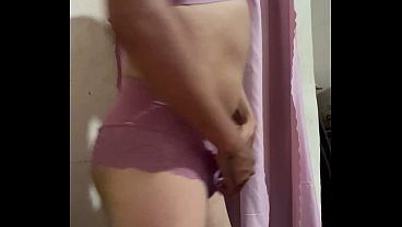 Seguidor me regala lencer&iacute;a para que le modele 