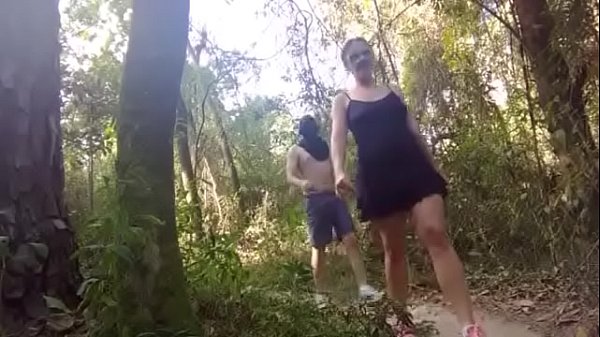 Cặp_đôi sinh viênchịchnhau trong rừng trongbuổi_dã ngoại