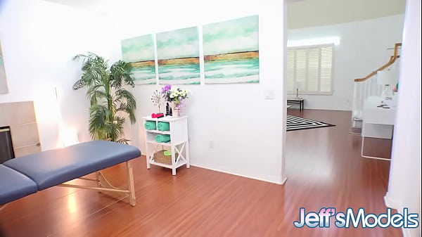 Nonton Tubby Mature Lady Lacy Bangs Schedules A Good Pussy Rubdown thumbnail