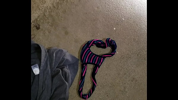 Mi esposa se ducho y me dejo su lindo calzon sucio