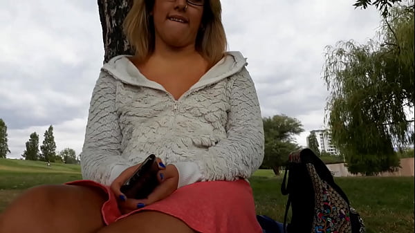 Rubia me enseña sus_tetas y su coñopor dinero