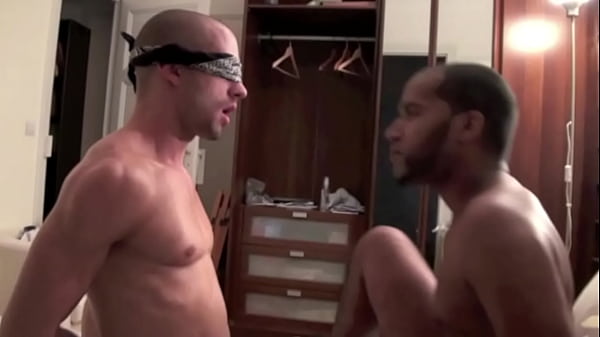 Un Rebeu Se Fait Sucer Par Un Gay Les Yeux Band&eacute;s thumbnail