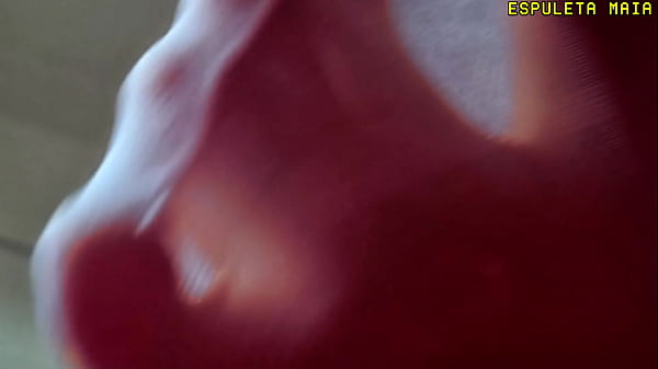 Gigante cruel ordenando seu pequeno e misero homem a cheirar a buceta dela 