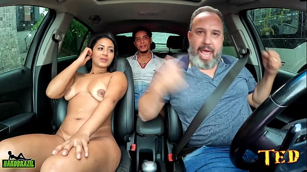 Play MP4 - O casal zona sul encontra o carro da carona e se oferece entrar e aprontam muito - Soraya Castro - Cruz Fox
