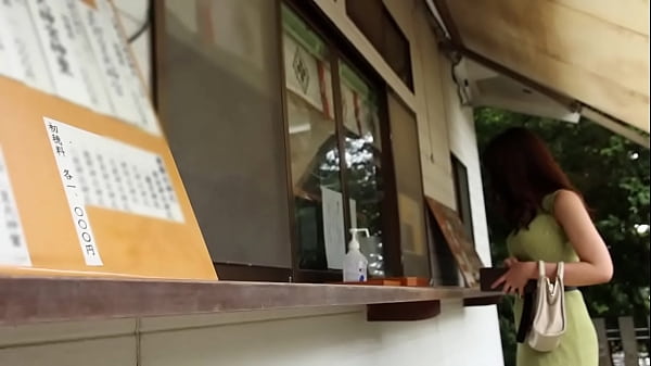 Play MP4 - 早速ヤリたいモードの奥様　人がいてもお構いなしでちんこを吸い込んでくるんですよｗアナル舐めありの高画質フル動画はURLをコピペで&rAarr;https&colon;&sol;&sol;is&period;gd&sol;6OQ7Jt