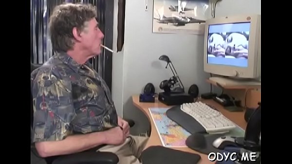 Hotty gets finger screwed 