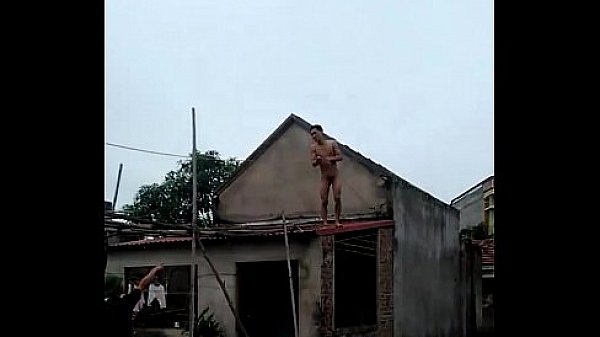 Thanh ni&ecirc;n khỏa th&acirc;n nghịch d&acirc;y điện muốn tự s&aacute;t 