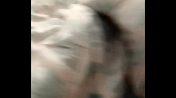 Solita en la camita mira su culazo 