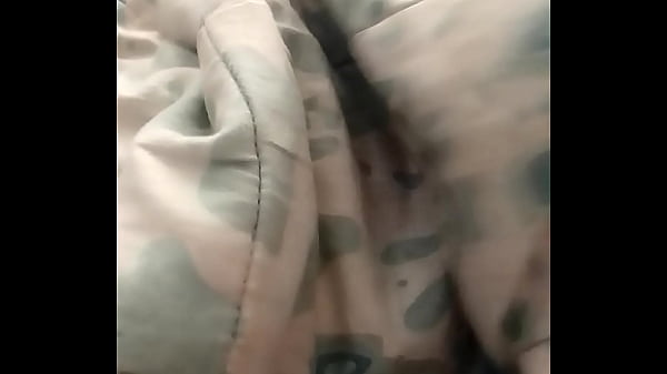 Solita en la camita mira su culazo 