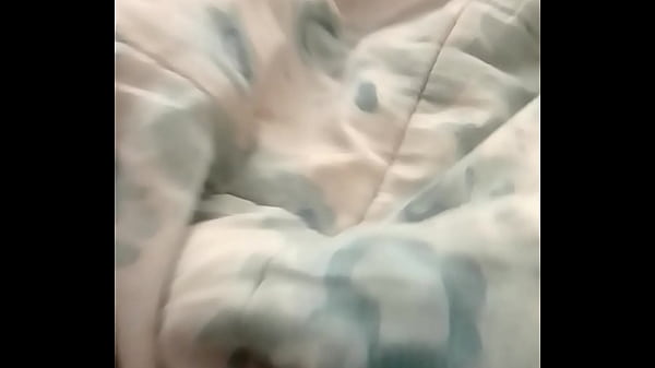 Solita en la camita mira su culazo