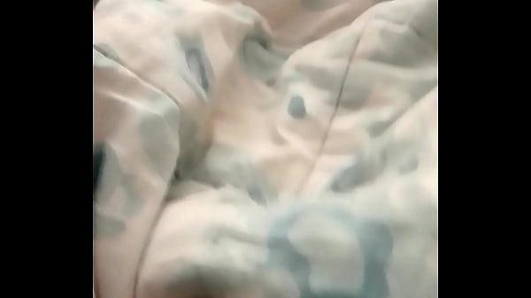 Solita en la camita mira su culazo 