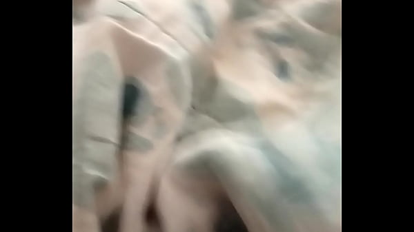 Solita en la camita mira su culazo