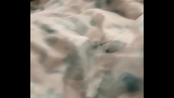 Solita en la camita mira su culazo