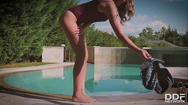 Must-see outdoors masturbation on a unicorn floatie with_babe Tiffany Tatum