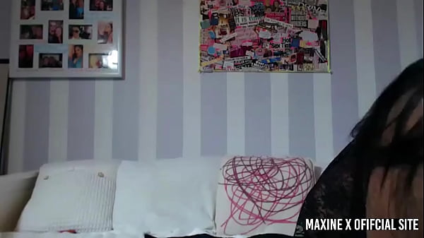 Maxine x turns on that fuck machine when she's vibing her clit 