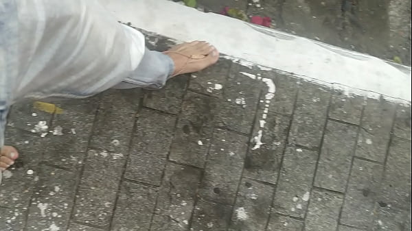 Andando Rasteinha Da Esposa Na Rua Fui Pego thumbnail