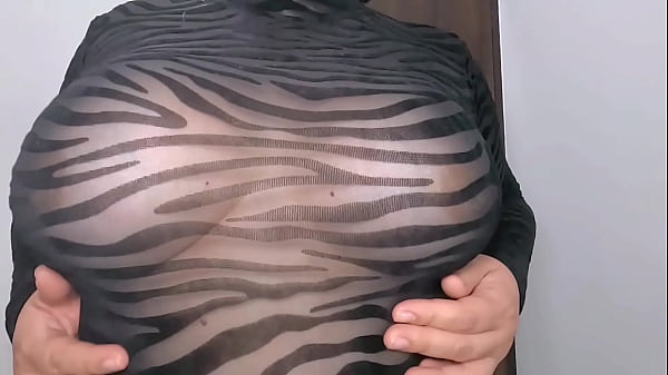 Madrastra Culona sexy se prepara para descansar en cama. Vienes a cogerme? 