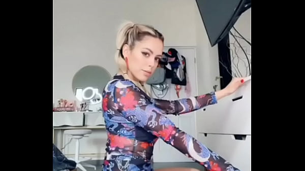 Nadyasonika mueve el culo 