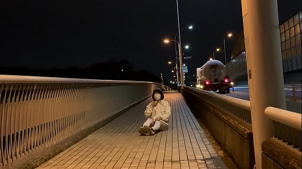 Play MP4 - 女装子まゆちゃんが車がばんばん通る道路わきの歩道で全裸になって露出プレイを楽しみながら、大股開きをしている横をトラックが通る