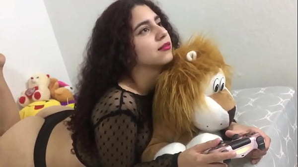 Jovencita jugando fallguys en la playstation mientras la tocan que rica esta 