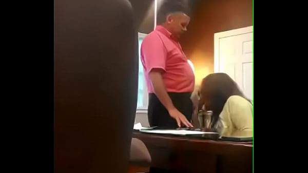 Play MP4 - Haciendo bien su trabajo la secretaria