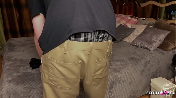 Rothaarige deutsche Tochter erwischt Stief Vater mit ihrer Unterw&auml;sche und l&auml;sst sich ficken 