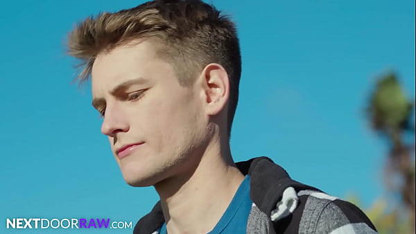 Play MP4 - Sexy Sk8ter Hooksup wt Twink Stranger - Trevor Harris&comma; Cristiano - NextDoorRaw