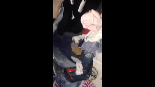 Casado de calcinha mexendo nas calcinhas dela que ela tirou do varal passando elas no pau 