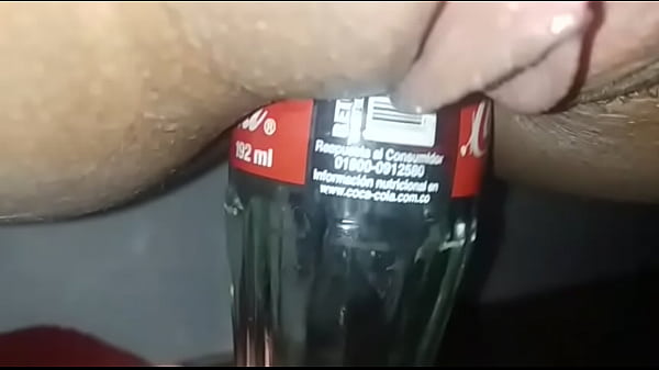 Ella feliz con su botella