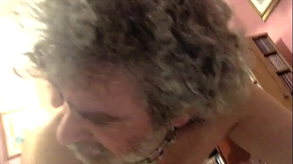 Play MP4 - Fant&aacute;stico garanh&atilde;o de 84 anos gozando na bunda de um prostituto barbudo&period;