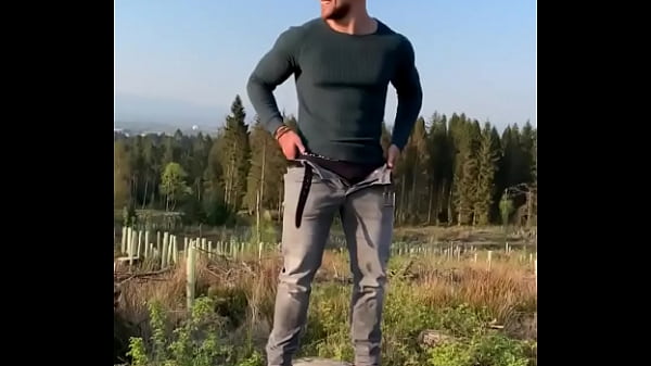 Hombre presume su pene