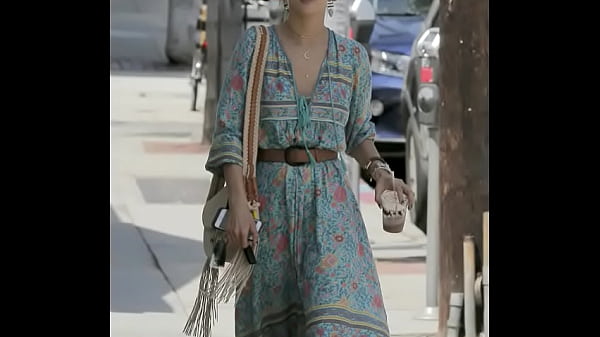 Nonton Alessandra Ambrosio At The Brentwood Country Mart thumbnail